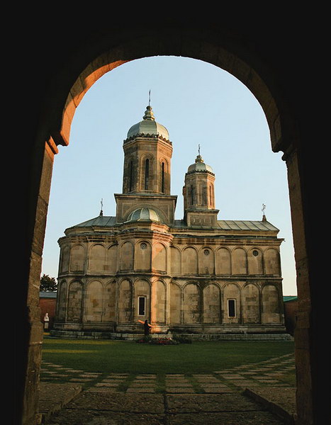 http://www.manastireadealu.ro/8%20GALERIE%20FOTO/4%20BISERICA%20MARE/1%20ARHITECTURA/1.jpg